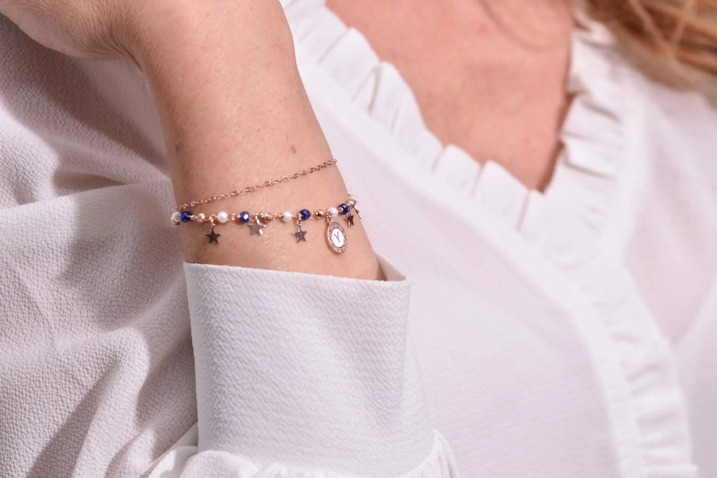 Bracciale Dea placcato in oro rosa con perle, gemme blu e charms stella