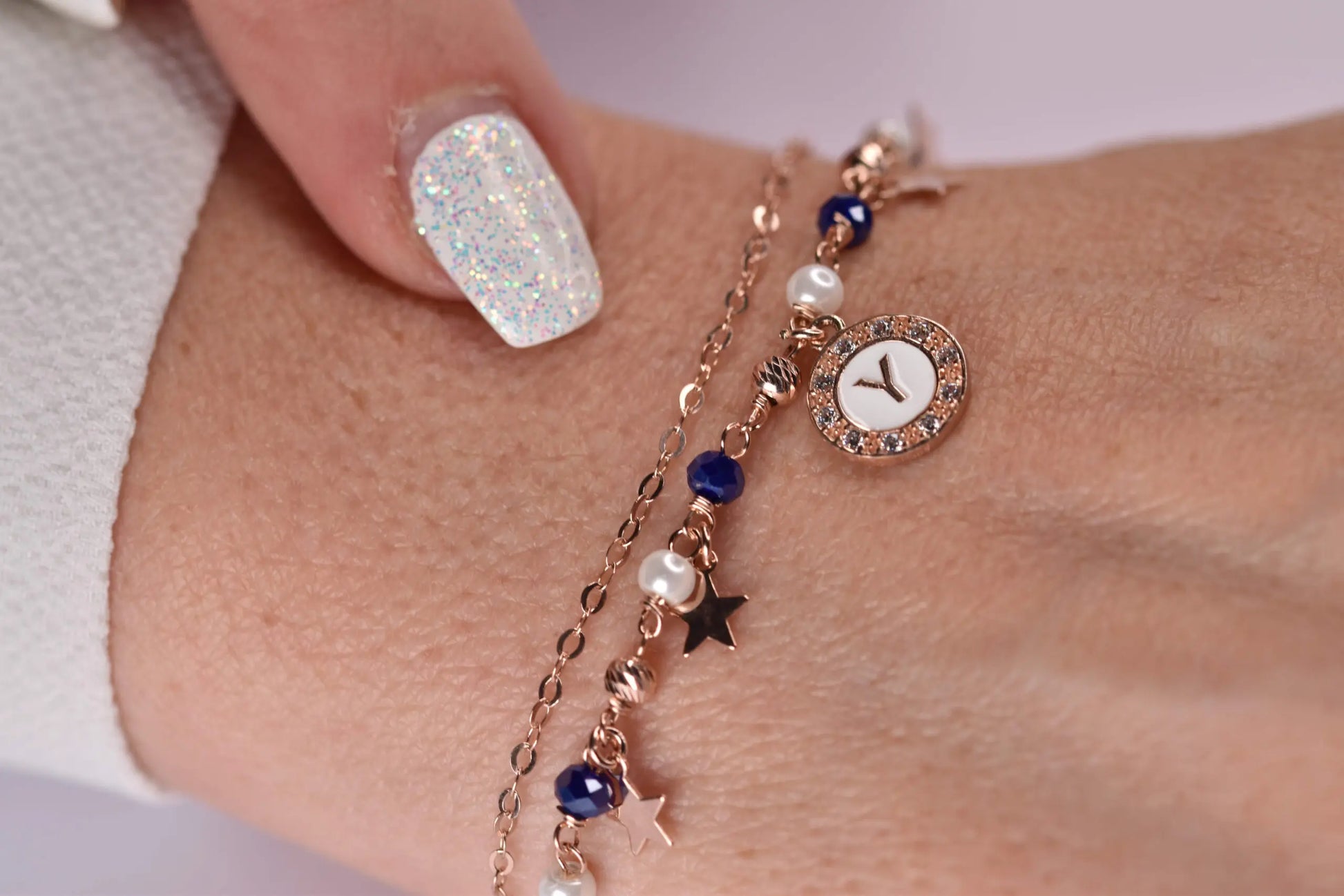 Bracciale Dea placcato in oro rosa con perle, gemme blu e charms stella