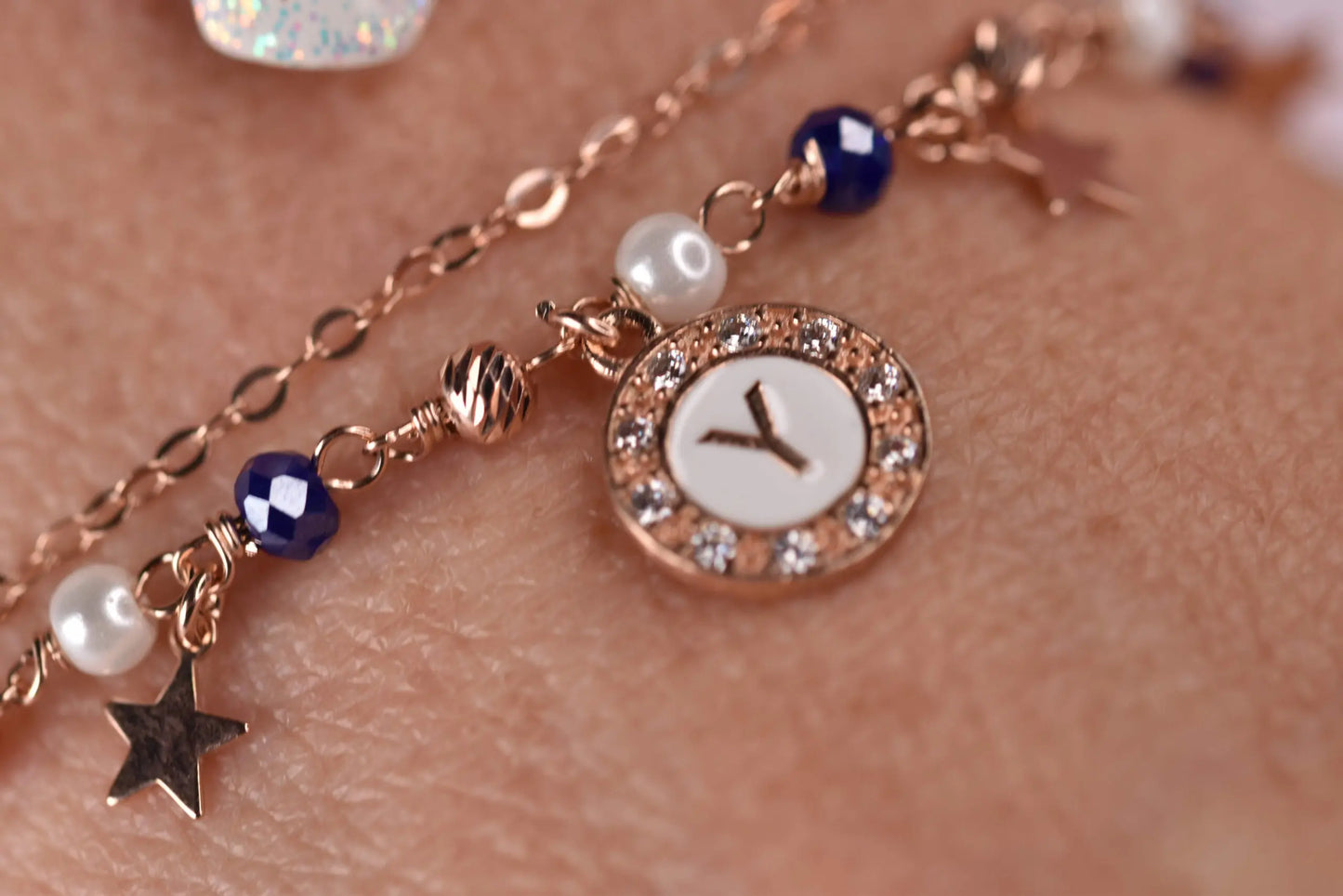 Bracciale Dea placcato in oro rosa con perle, gemme blu e charms stella