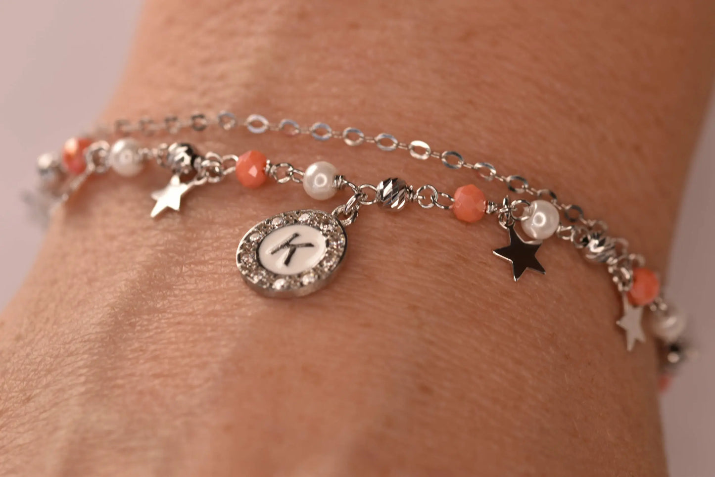 Bracciale DEA placcato in oro bianco con perle, gemme corallo e charms stella