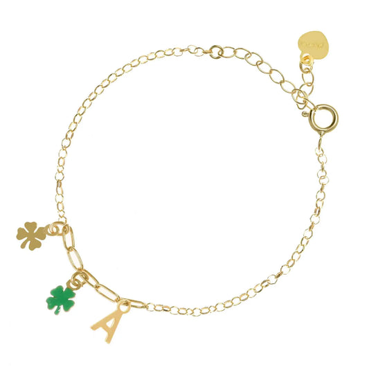 Bracciale regolabile in argento 925 dorato con due quadrifogli, uno lucido e uno smaltato verde, e letterina pendente.