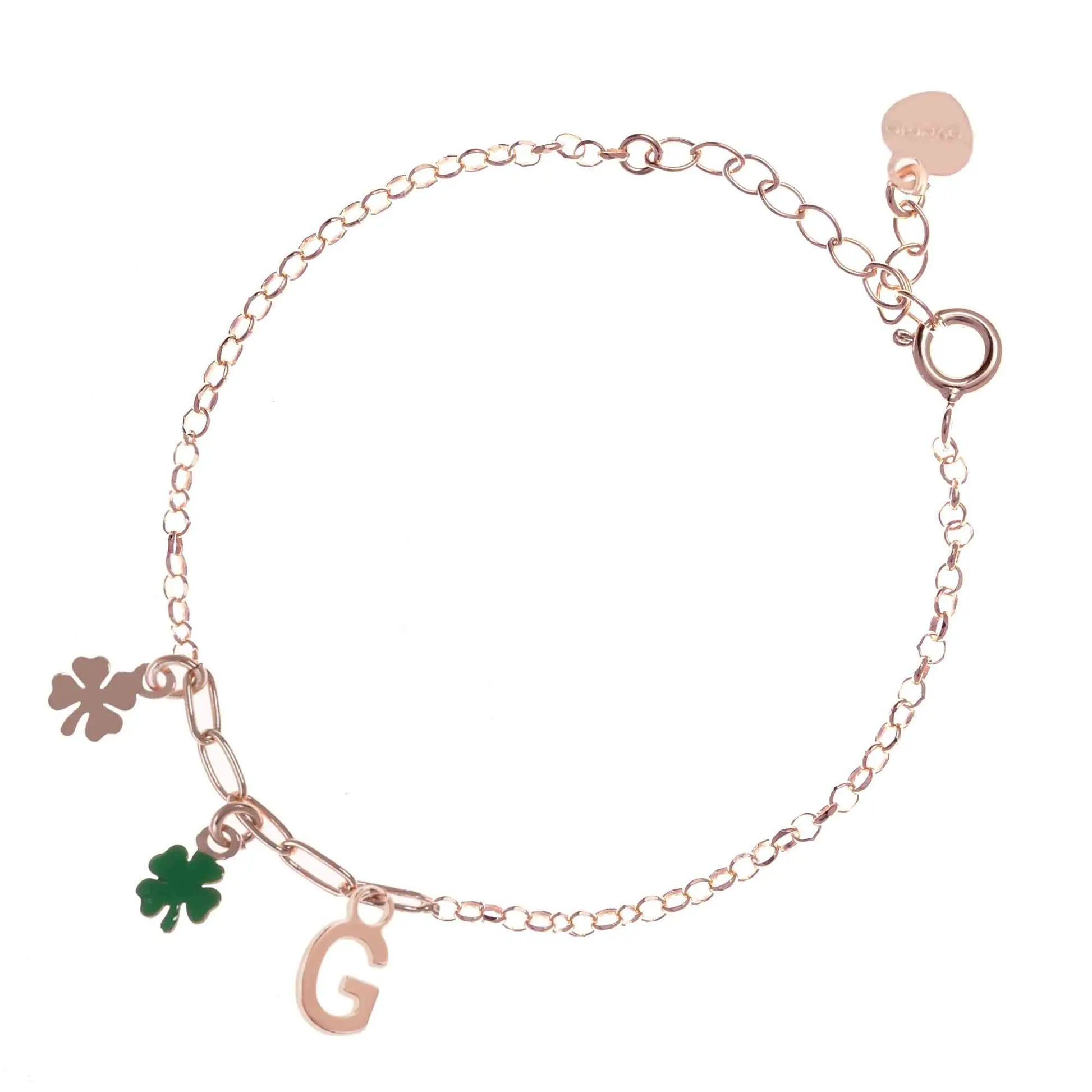 Bracciale regolabile in argento 925 rose’ con due quadrifogli, uno lucido e uno smaltato verde, e letterina pendente.