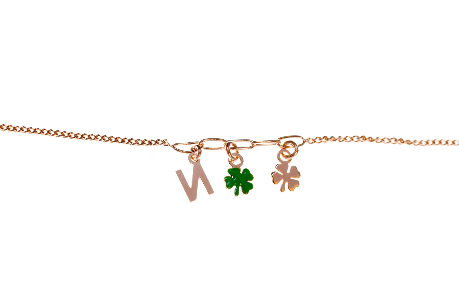 Bracciale regolabile in argento 925 rose’ con due quadrifogli, uno lucido e uno smaltato verde, e letterina pendente.