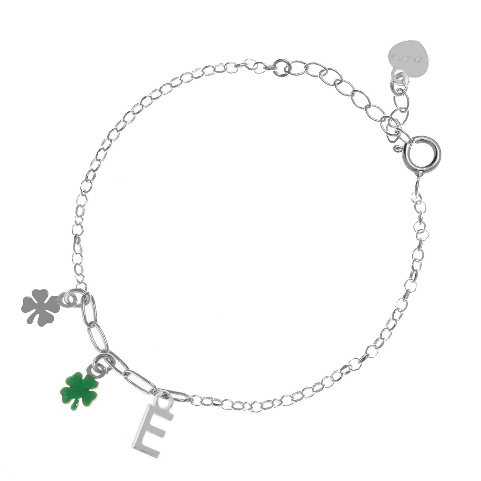 Bracciale regolabile in argento 925 rodiato con due quadrifogli, uno lucido e uno smaltato verde, e letterina pendente.