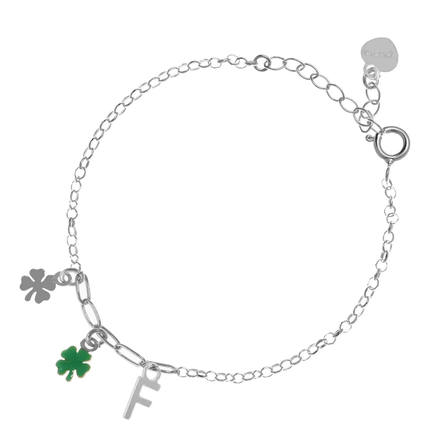 Bracciale regolabile in argento 925 rodiato con due quadrifogli, uno lucido e uno smaltato verde, e letterina pendente.