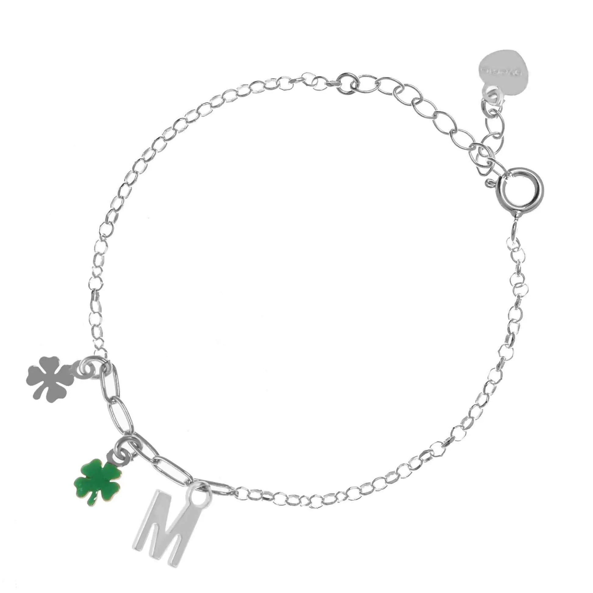 Bracciale regolabile in argento 925 rodiato con due quadrifogli, uno lucido e uno smaltato verde, e letterina pendente.