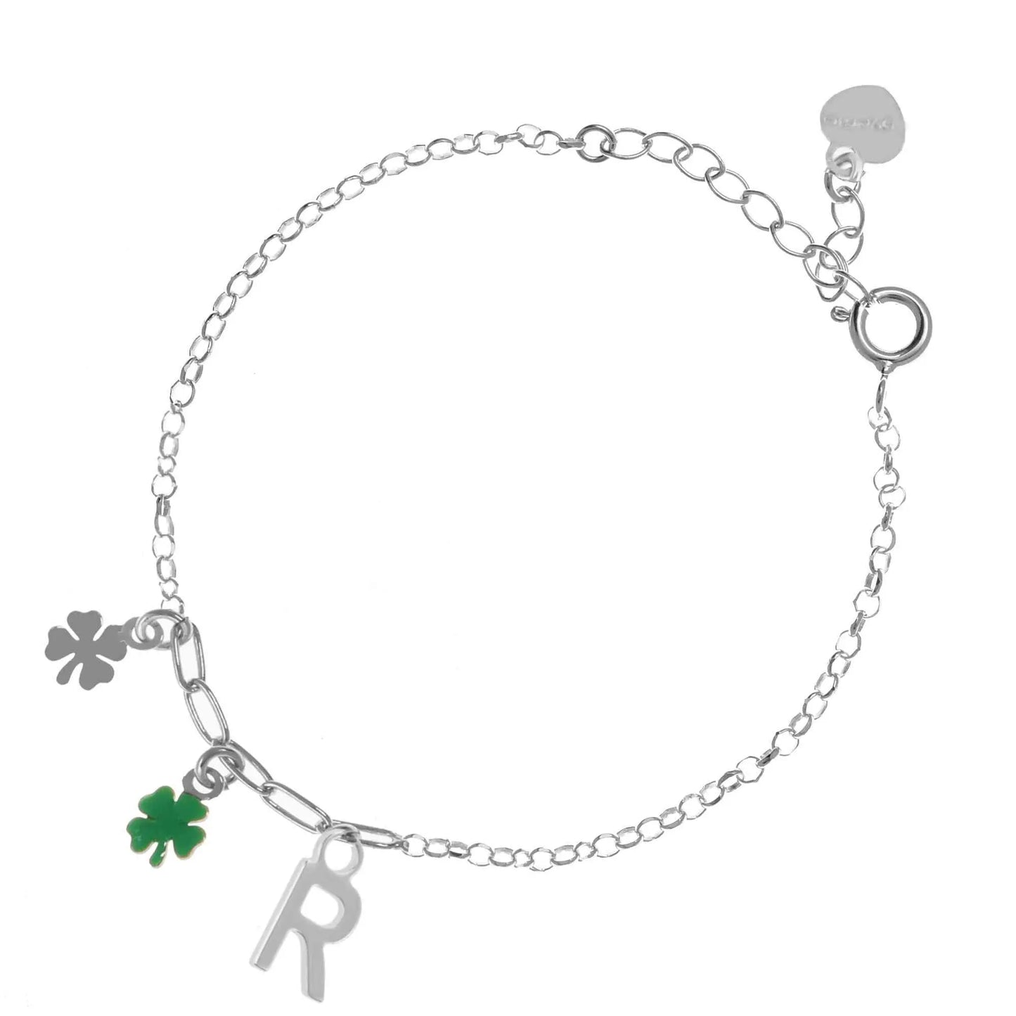 Bracciale regolabile in argento 925 rodiato con due quadrifogli, uno lucido e uno smaltato verde, e letterina pendente.