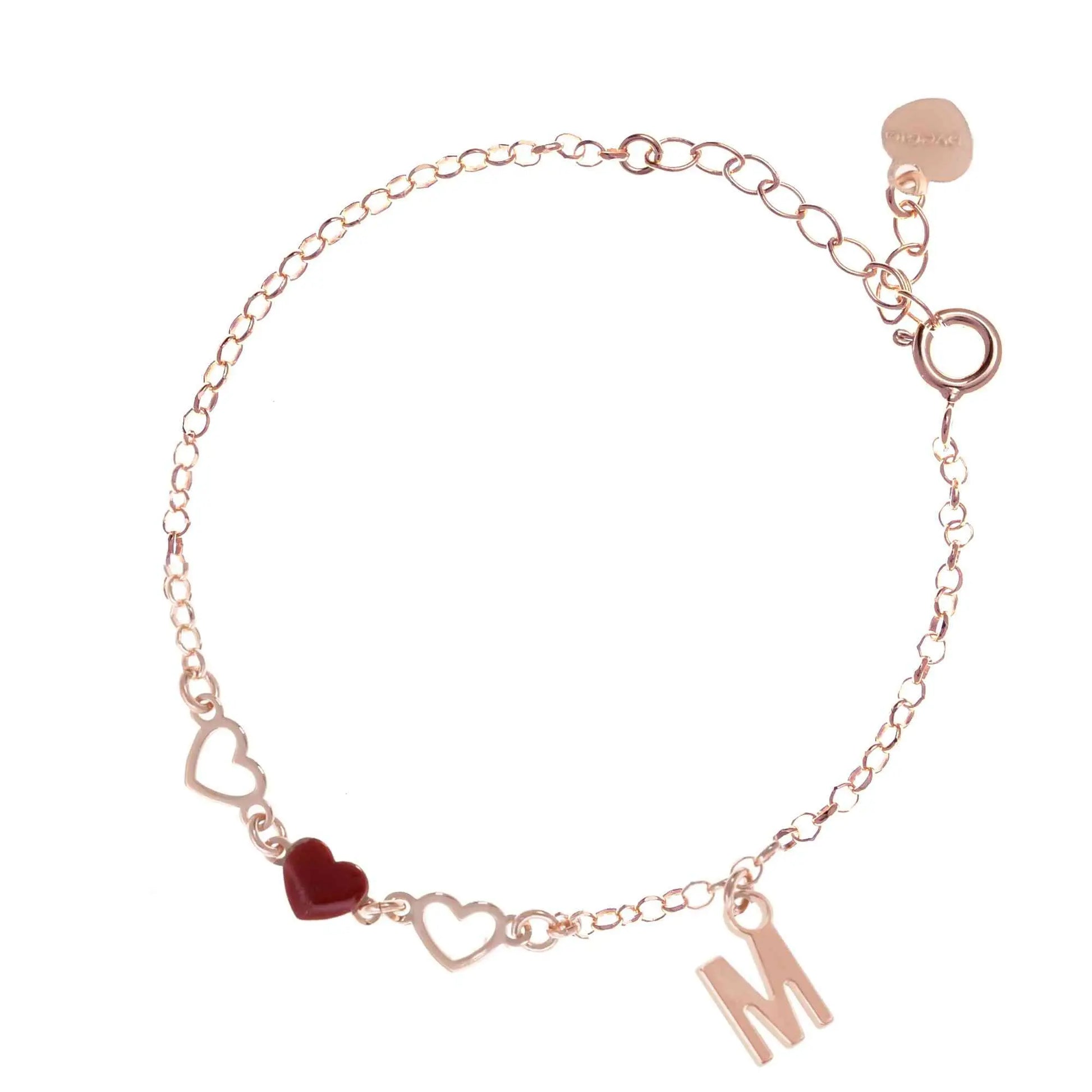 Bracciale regolabile in argento 925 rose’ con due cuori sagomati, cuore smaltato rosso e letterina pendente.