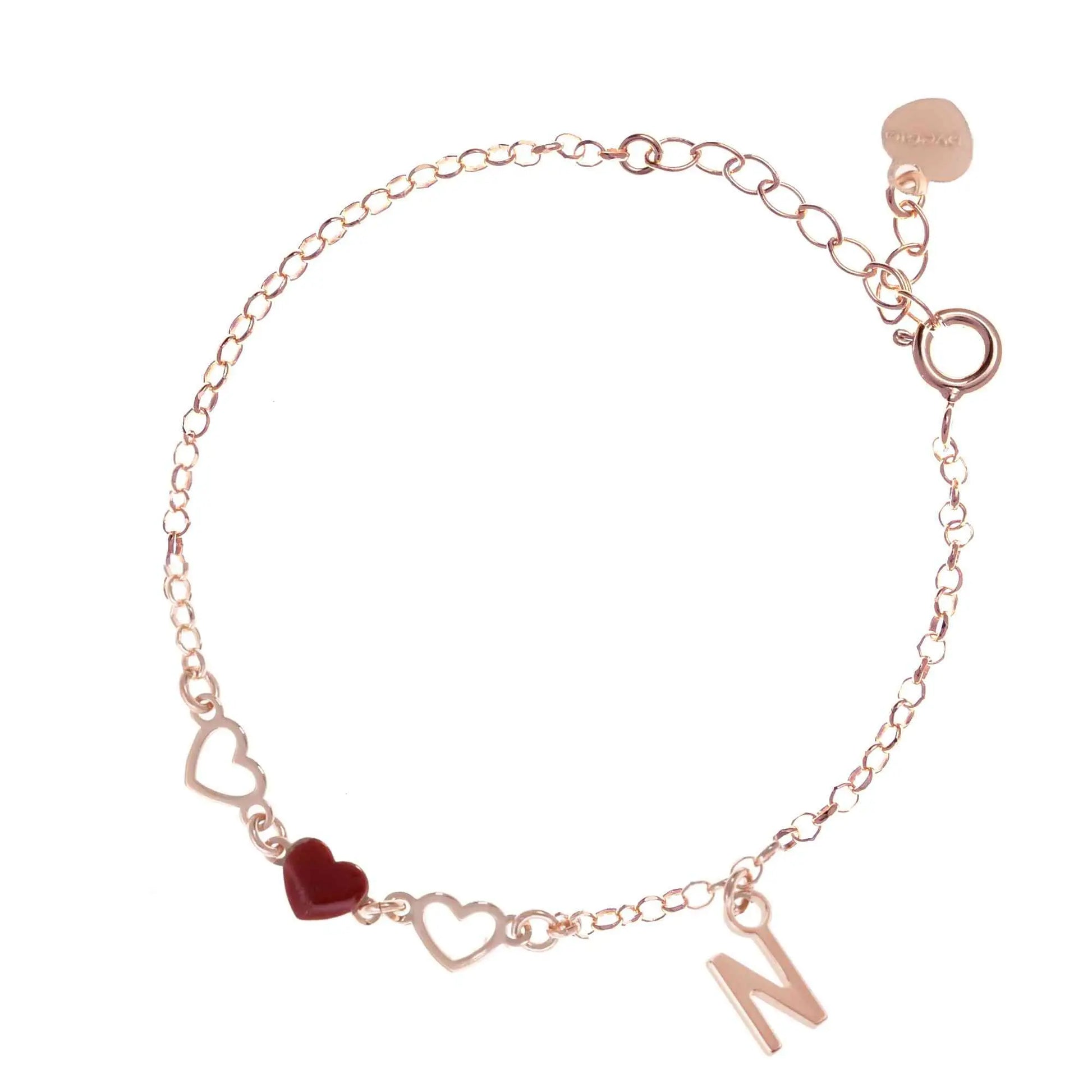 Bracciale regolabile in argento 925 rose’ con due cuori sagomati, cuore smaltato rosso e letterina pendente.