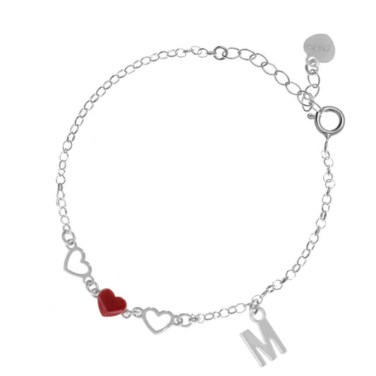 Bracciale regolabile in argento 925 rodiato con due cuori sagomati, cuore smaltato rosso e letterina pendente.