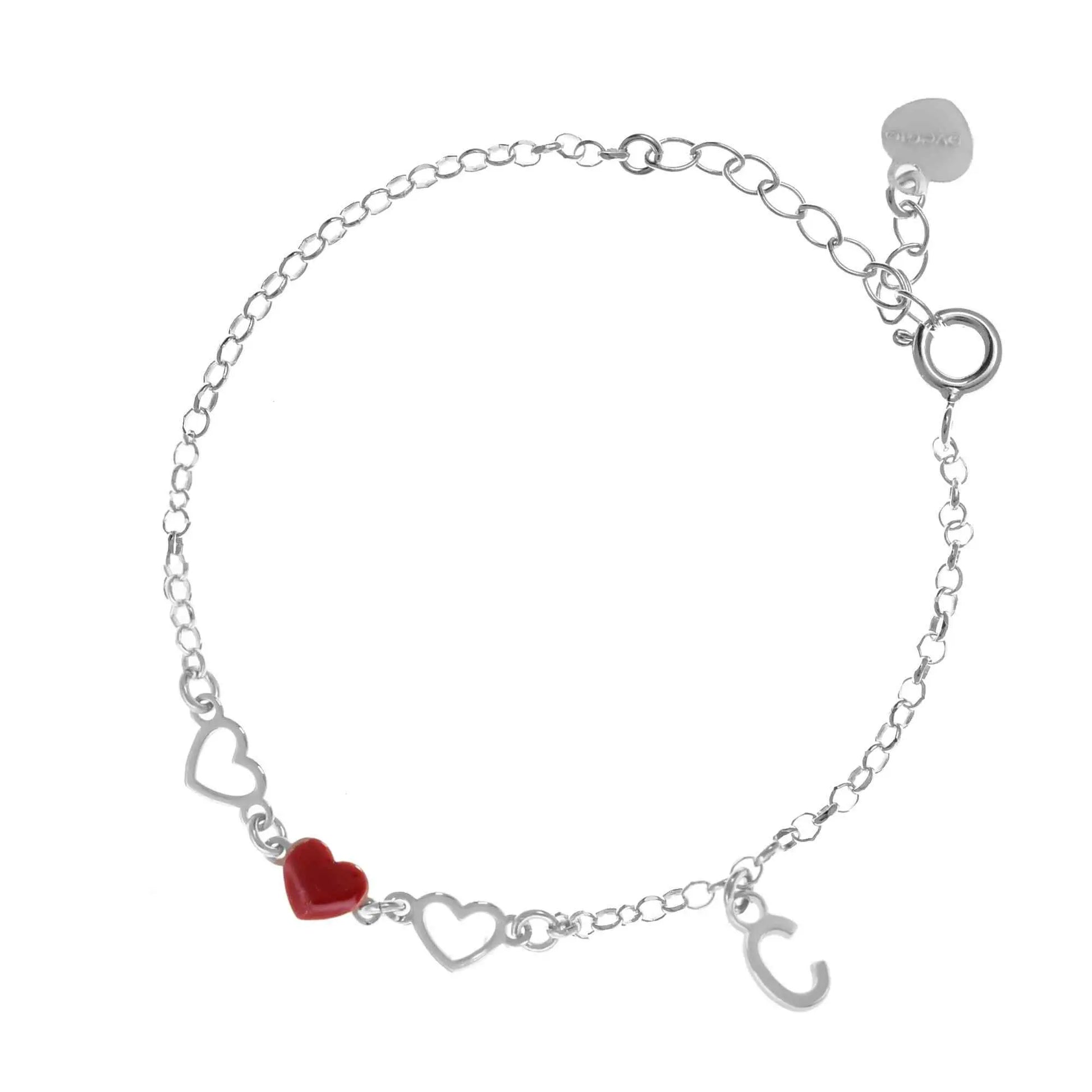 Bracciale regolabile in argento 925 rodiato con due cuori sagomati, cuore smaltato rosso e letterina pendente.