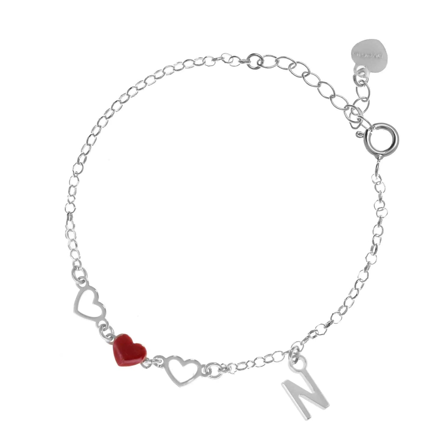 Bracciale regolabile in argento 925 rodiato con due cuori sagomati, cuore smaltato rosso e letterina pendente.