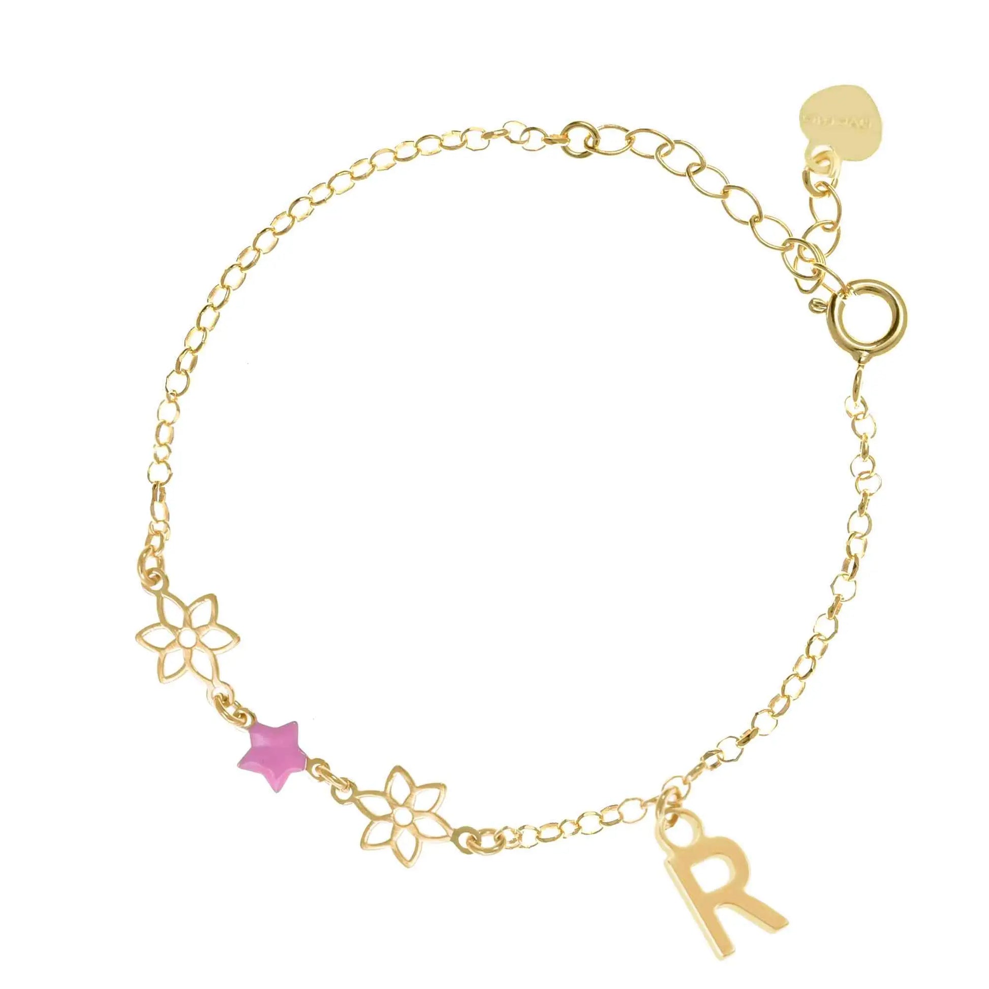 Bracciale regolabile in argento 925 dorato con due fiorellini sagomati, stella smaltata rosa e letterina pendente.