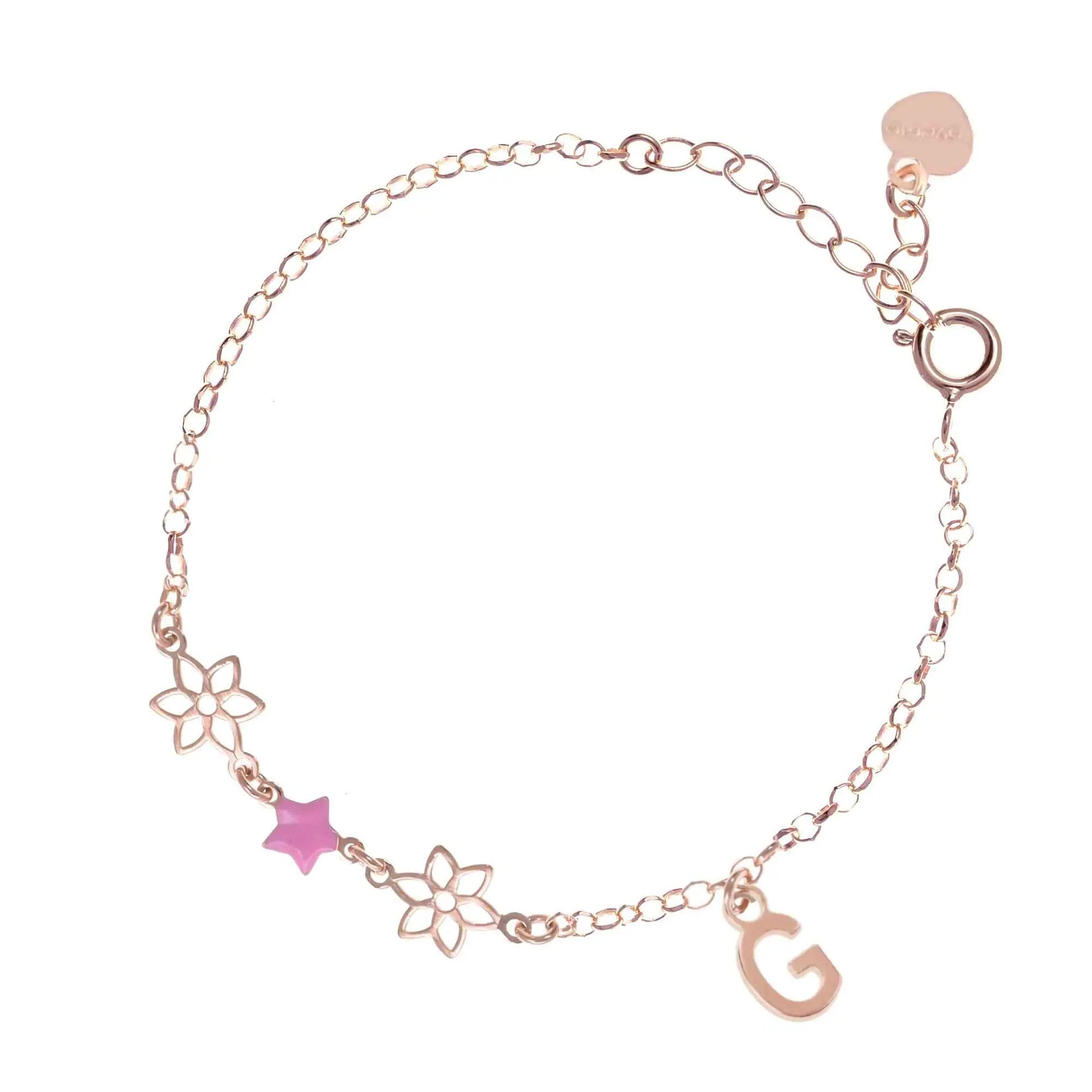 Bracciale regolabile in argento 925 rose’ con due fiorellini sagomati, stella smaltata rosa e letterina pendente.