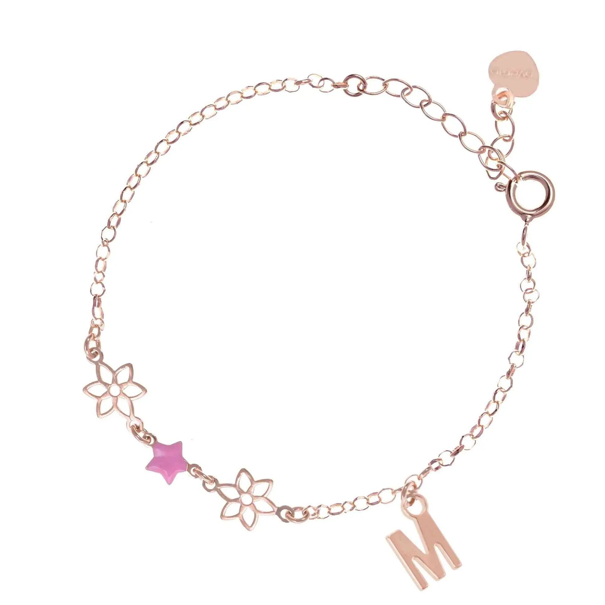 Bracciale regolabile in argento 925 rose’ con due fiorellini sagomati, stella smaltata rosa e letterina pendente.