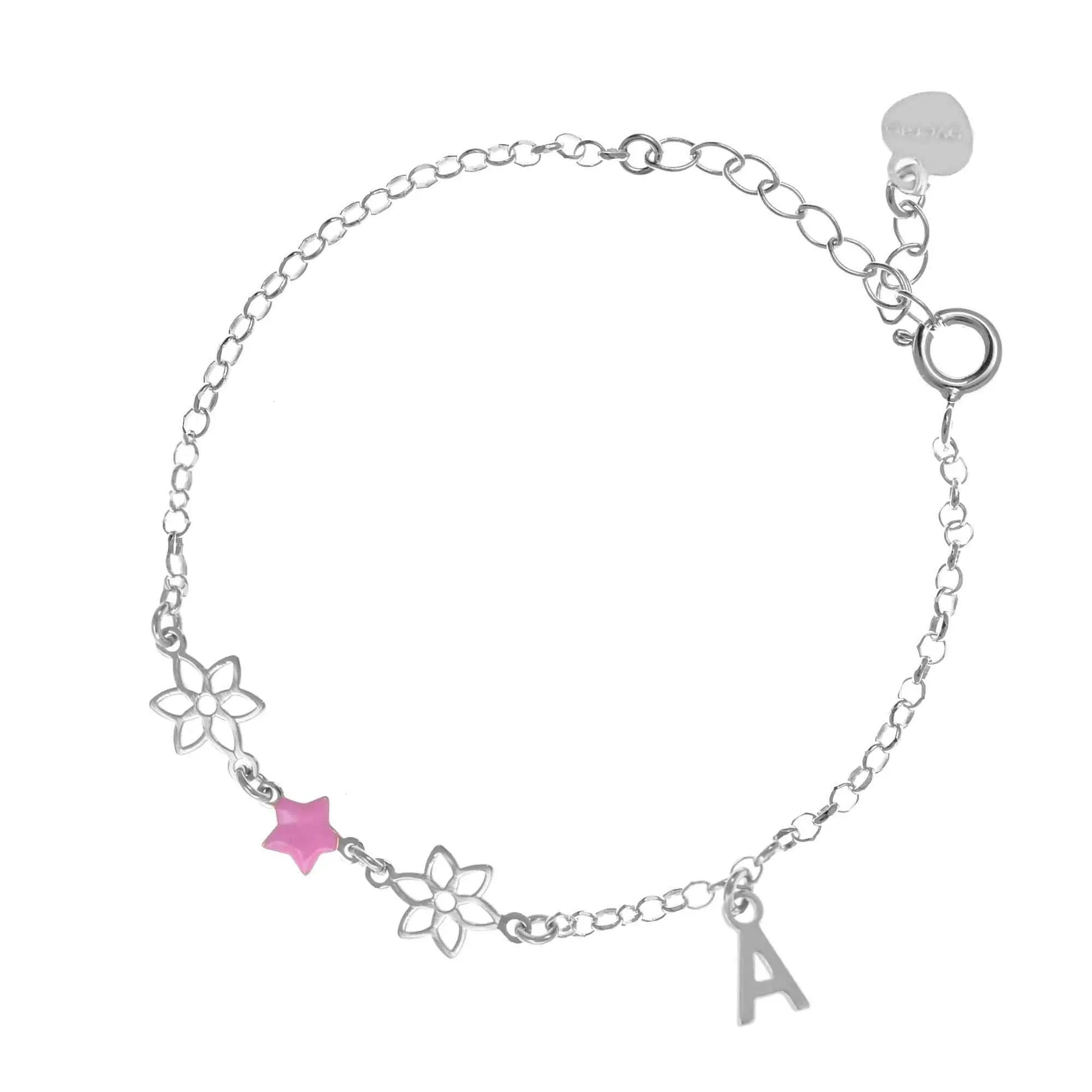 Bracciale regolabile in argento 925 rodiato con due fiorellini sagomati, stella smaltata rosa e letterina pendente.