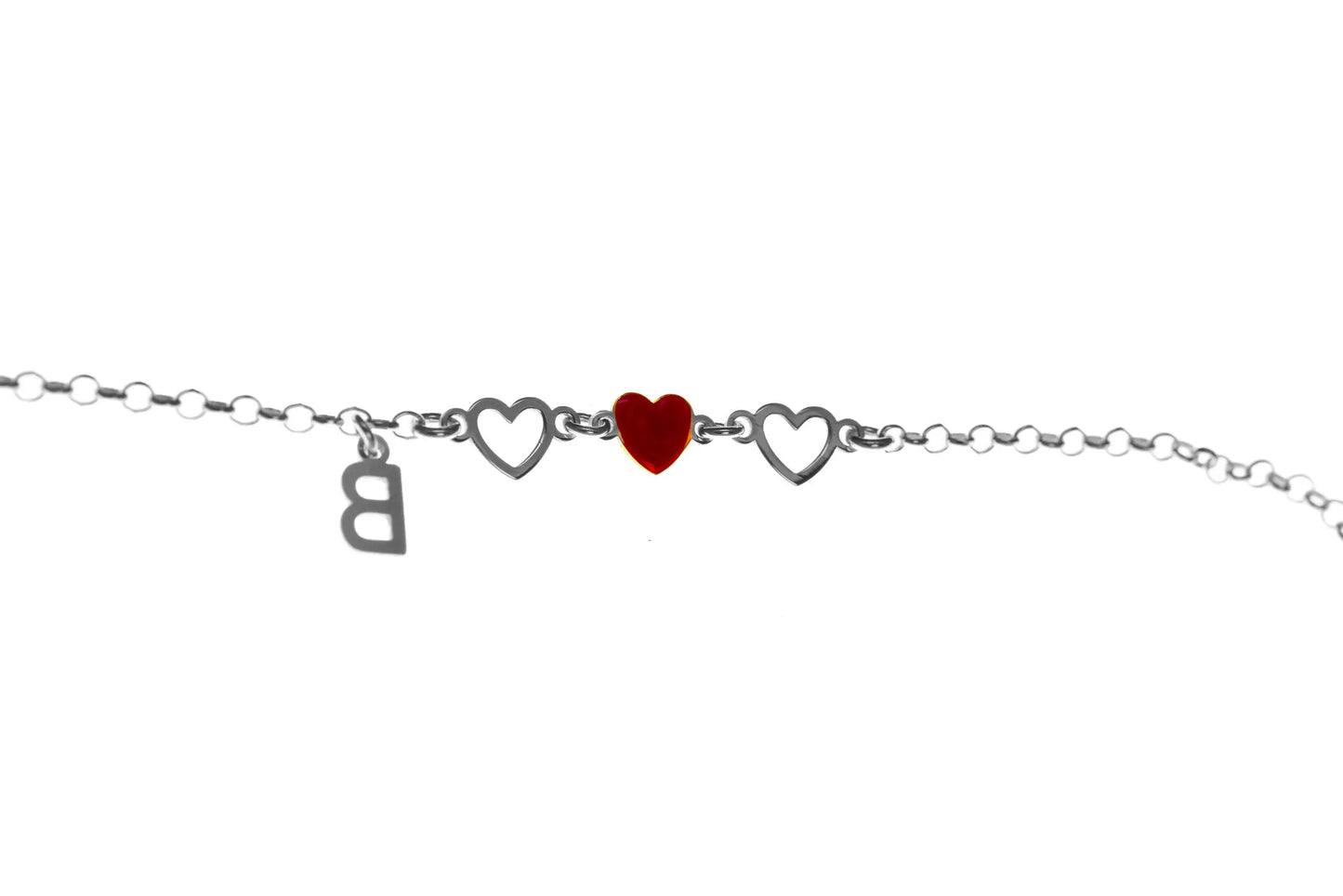 Bracciale regolabile in argento 925 rodiato con due infinito sagomati, cuore smaltato rosso e letterina pendente.