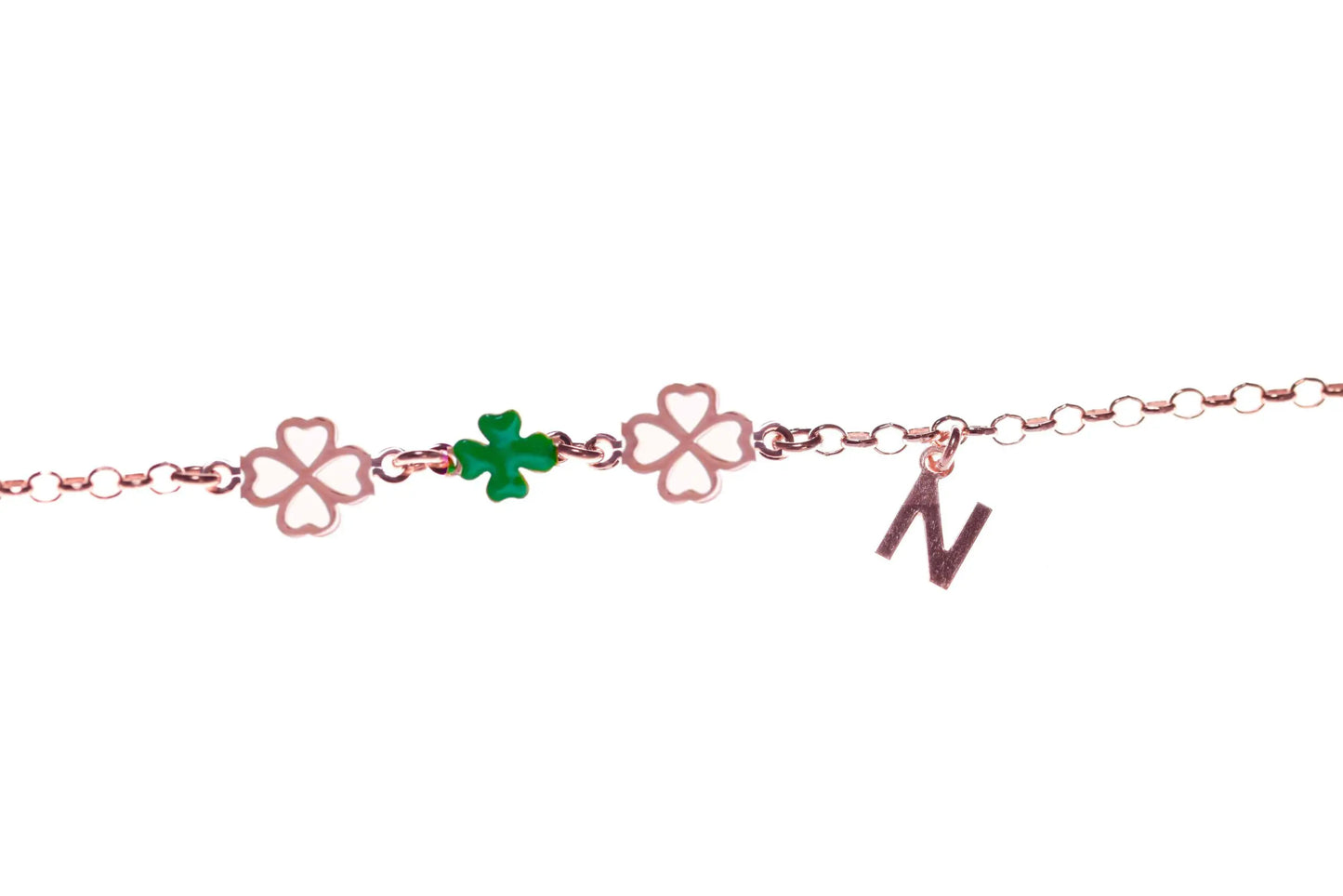 Bracciale regolabile in argento 925 rose’ con due quadrifogli sagomati, un quadrifoglio smaltato verde e letterina pendente.