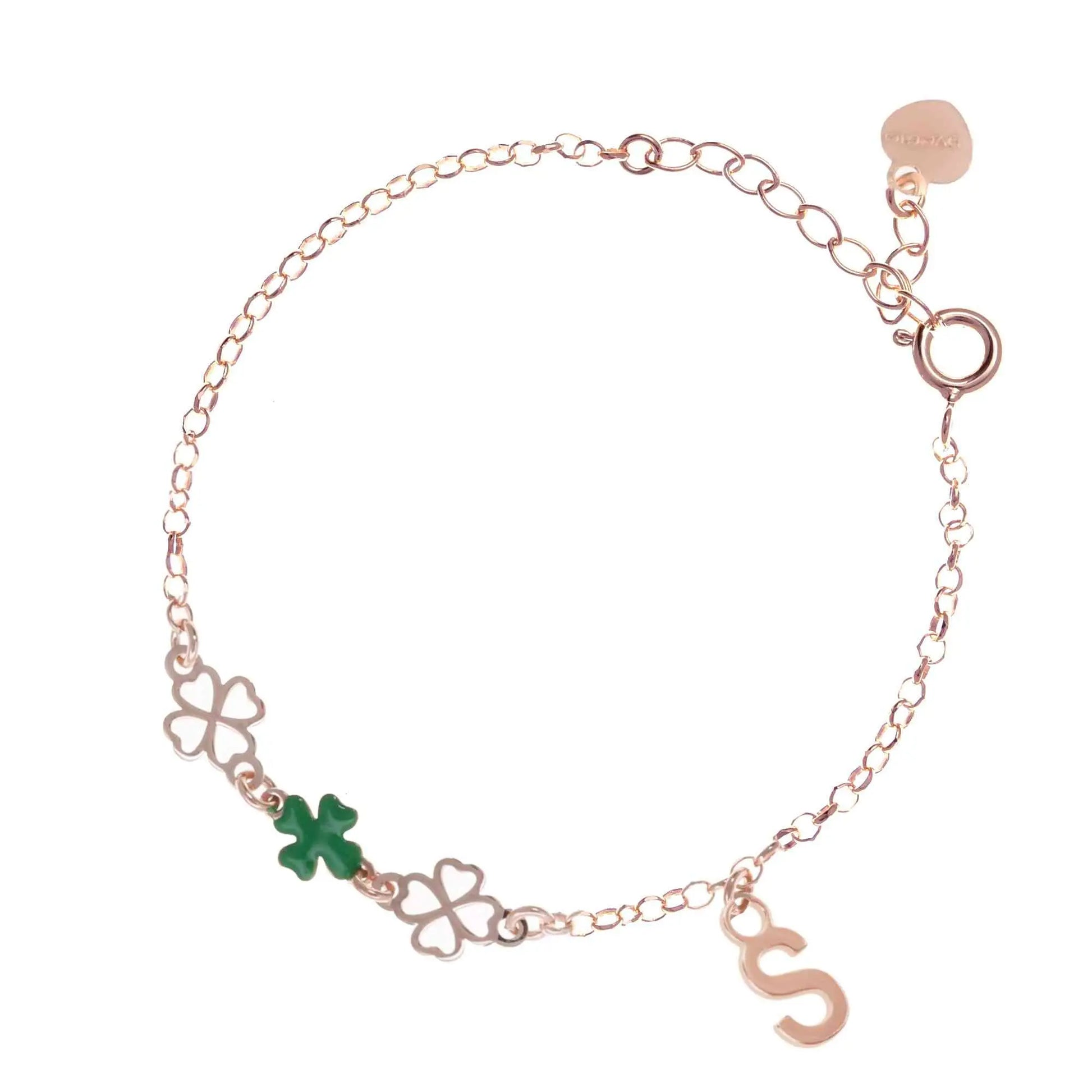 Bracciale regolabile in argento 925 rose’ con due quadrifogli sagomati, un quadrifoglio smaltato verde e letterina pendente.