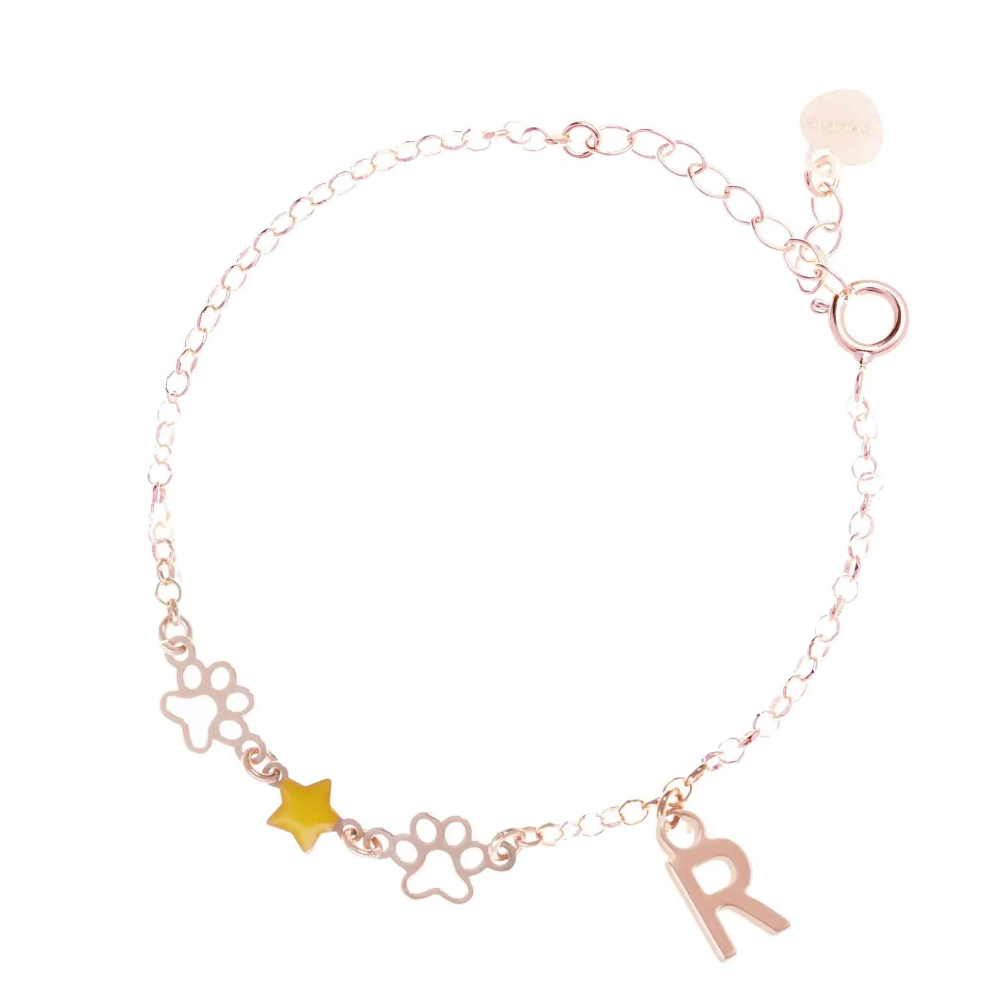 Bracciale regolabile in argento 925 rose’ con due zampine sagomate, stella smaltata gialla e letterina pendente.