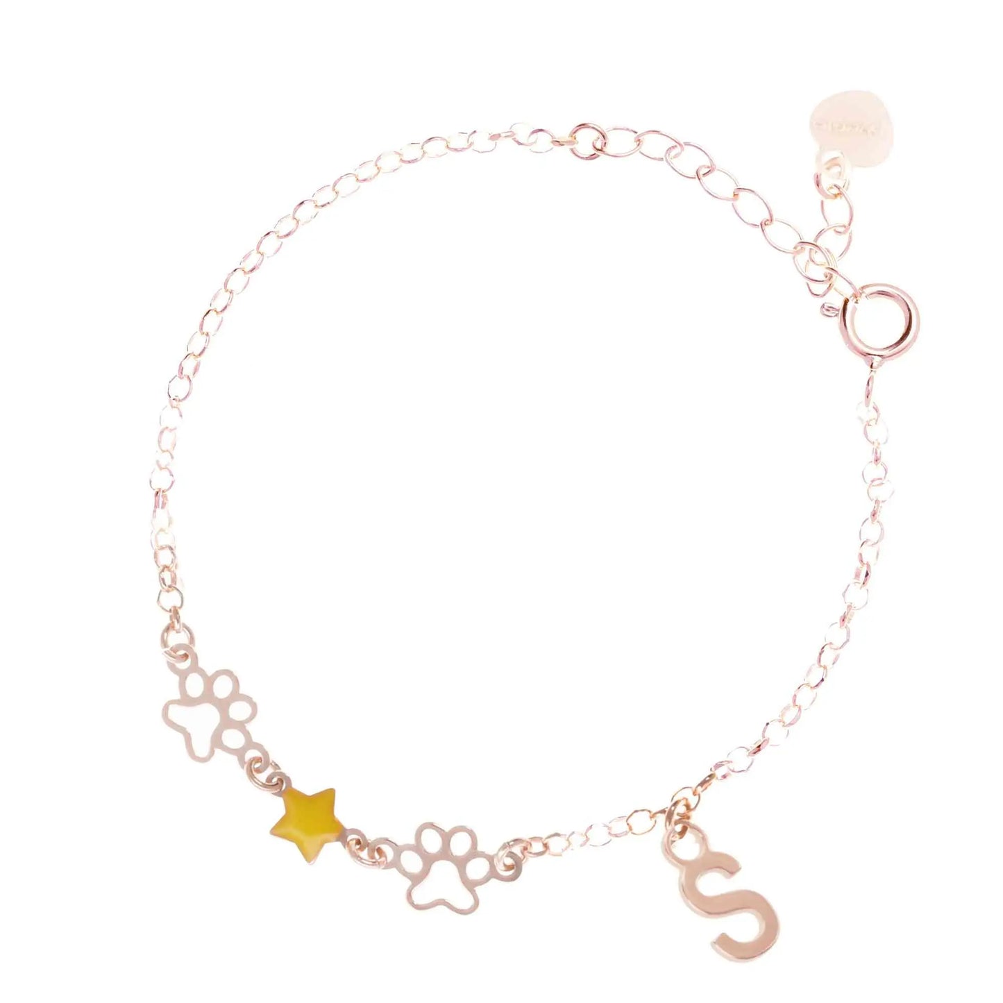 Bracciale regolabile in argento 925 rose’ con due zampine sagomate, stella smaltata gialla e letterina pendente.