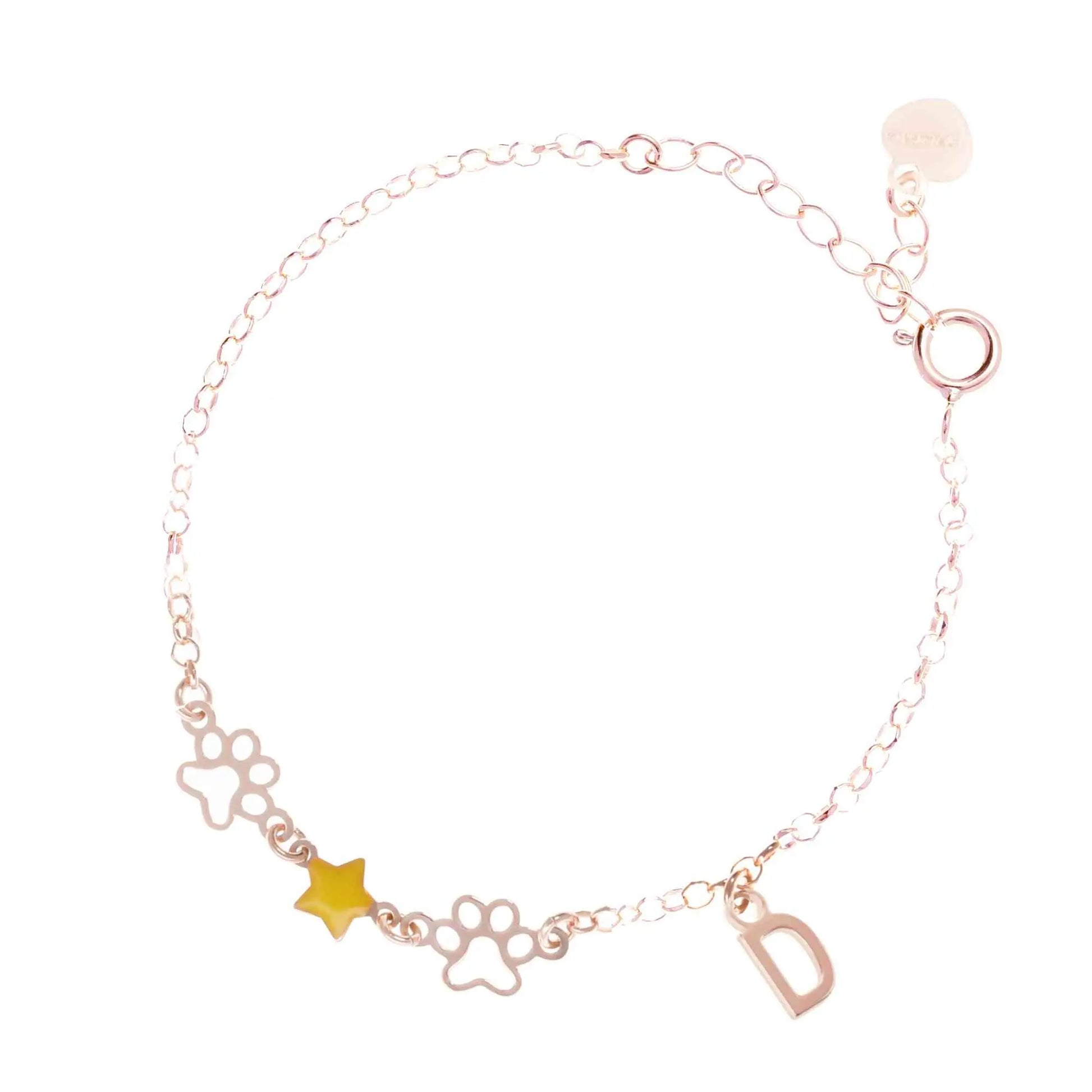 Bracciale regolabile in argento 925 rose’ con due zampine sagomate, stella smaltata gialla e letterina pendente.