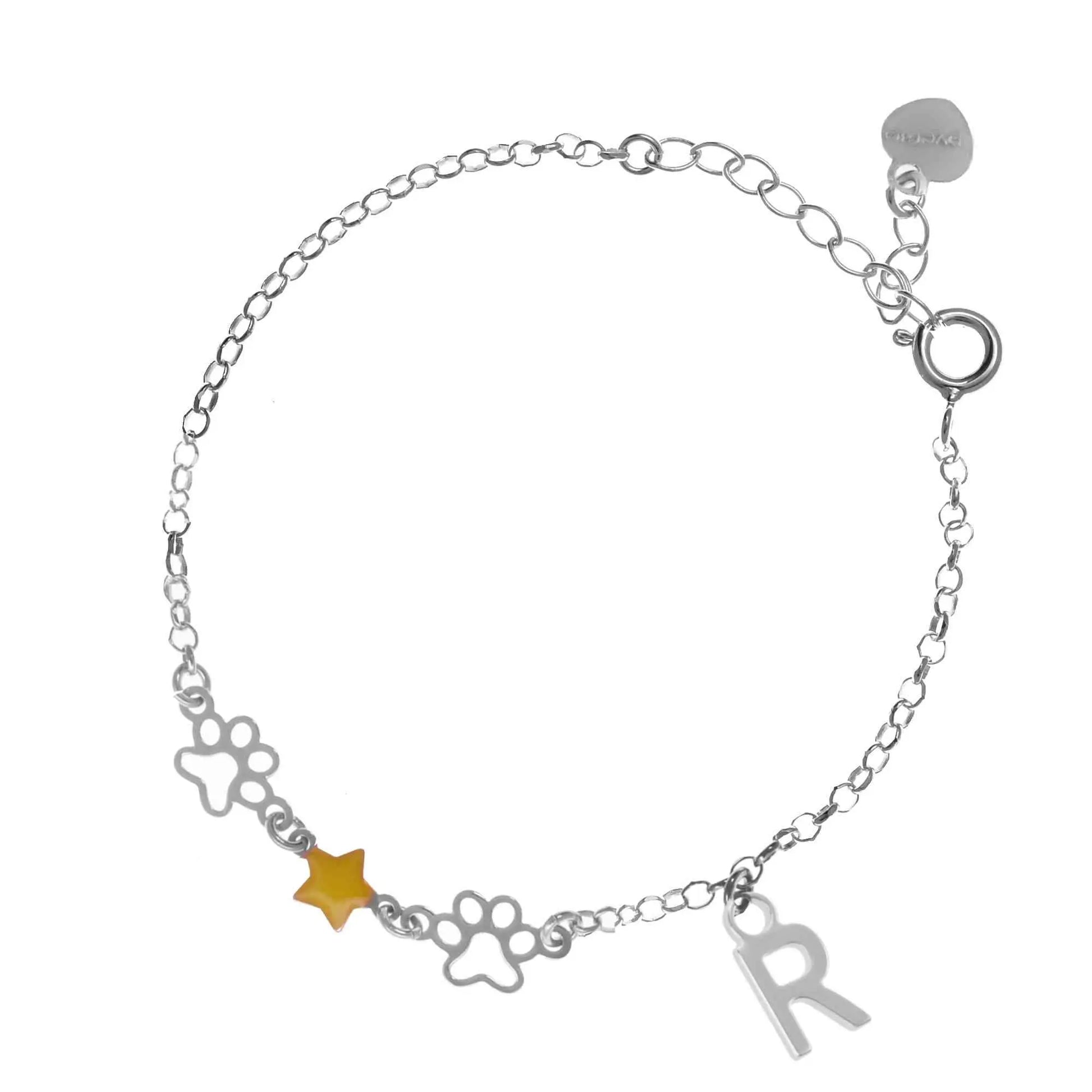 Bracciale regolabile in argento 925 rodiato con due zampine sagomate, stella smaltata gialla e letterina pendente.