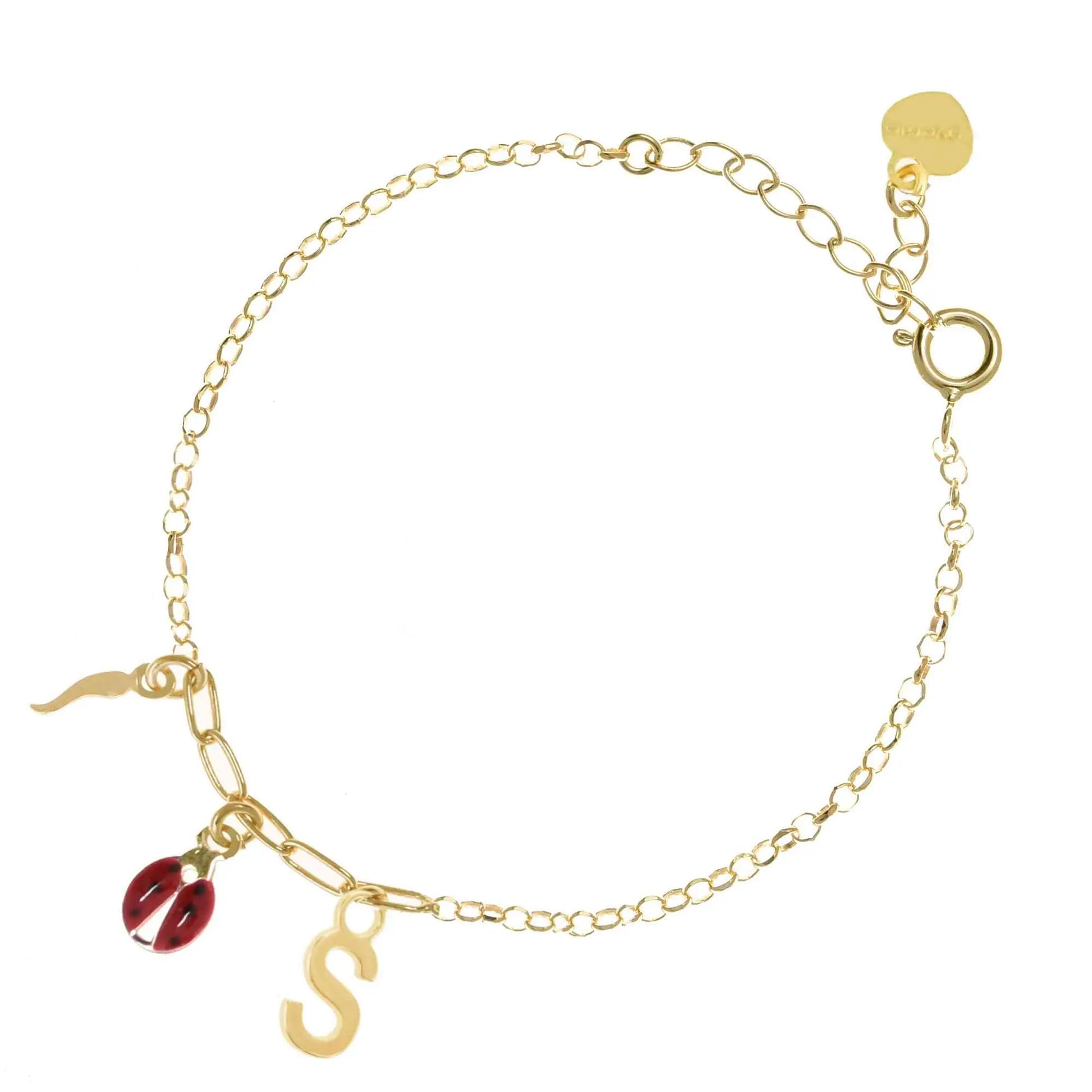 Bracciale regolabile in argento 925 dorato con coccinella smaltata rossa, cornetto lucido e letterina pendente.