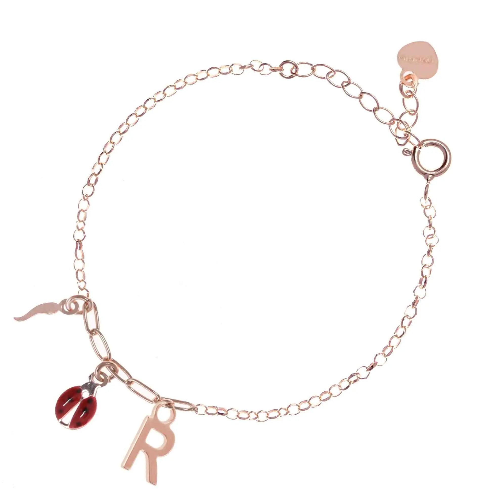 Bracciale regolabile in argento 925 rose’ con coccinella smaltata rossa, cornetto lucido e letterina pendente.