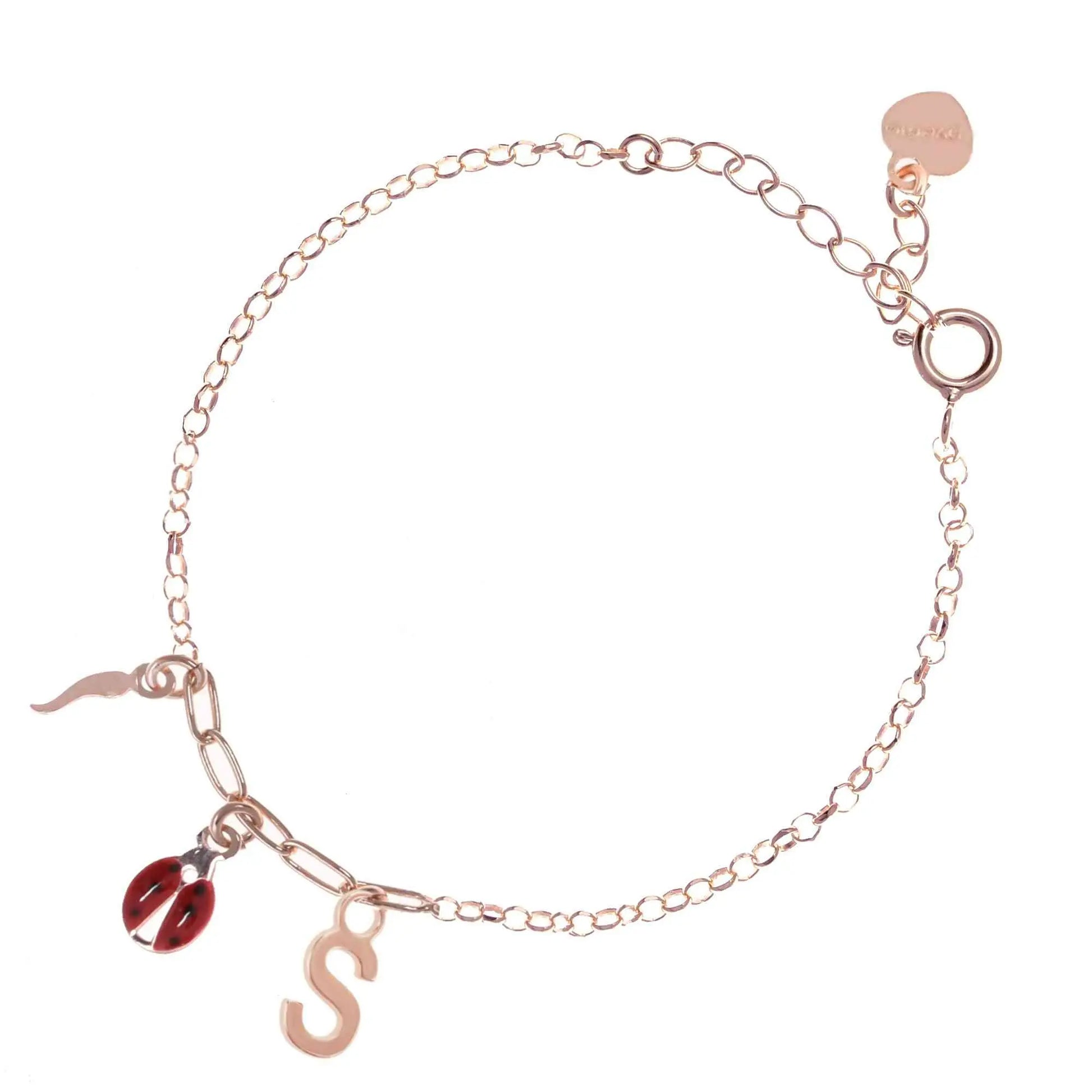 Bracciale regolabile in argento 925 rose’ con coccinella smaltata rossa, cornetto lucido e letterina pendente.