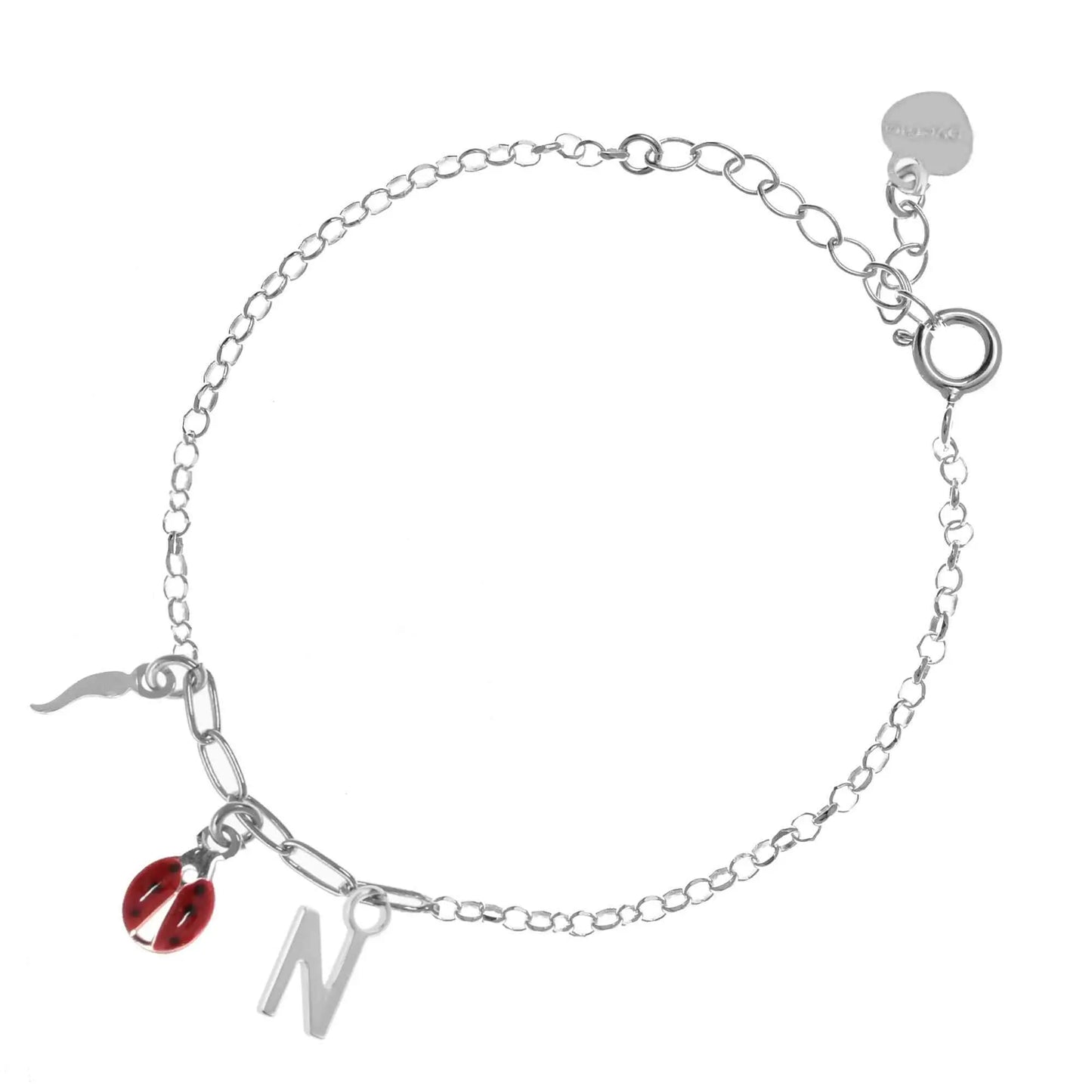 Bracciale regolabile in argento 925 rodiato con coccinella smaltata rossa, cornetto lucido e letterina pendente.