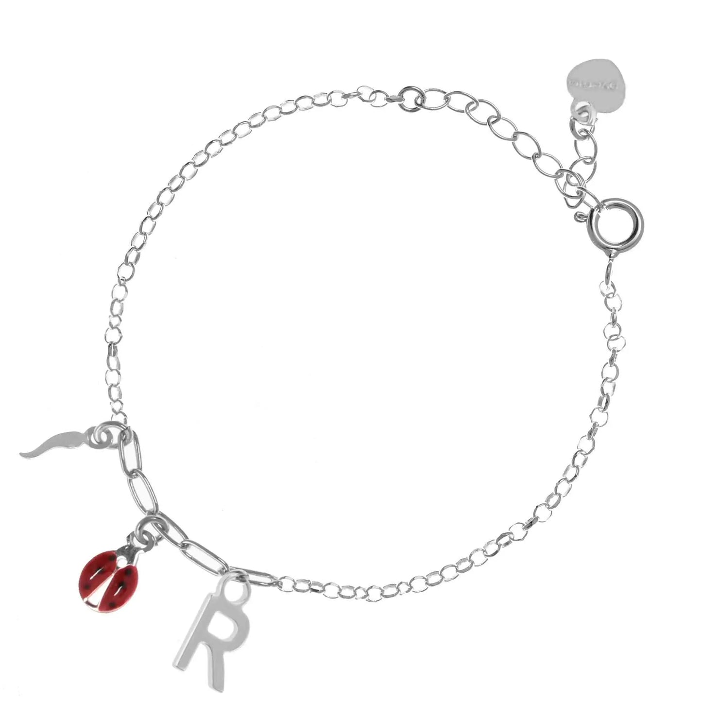 Bracciale regolabile in argento 925 rodiato con coccinella smaltata rossa, cornetto lucido e letterina pendente.